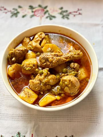 Homestyle Chicken Curry with Potatoes & Peas