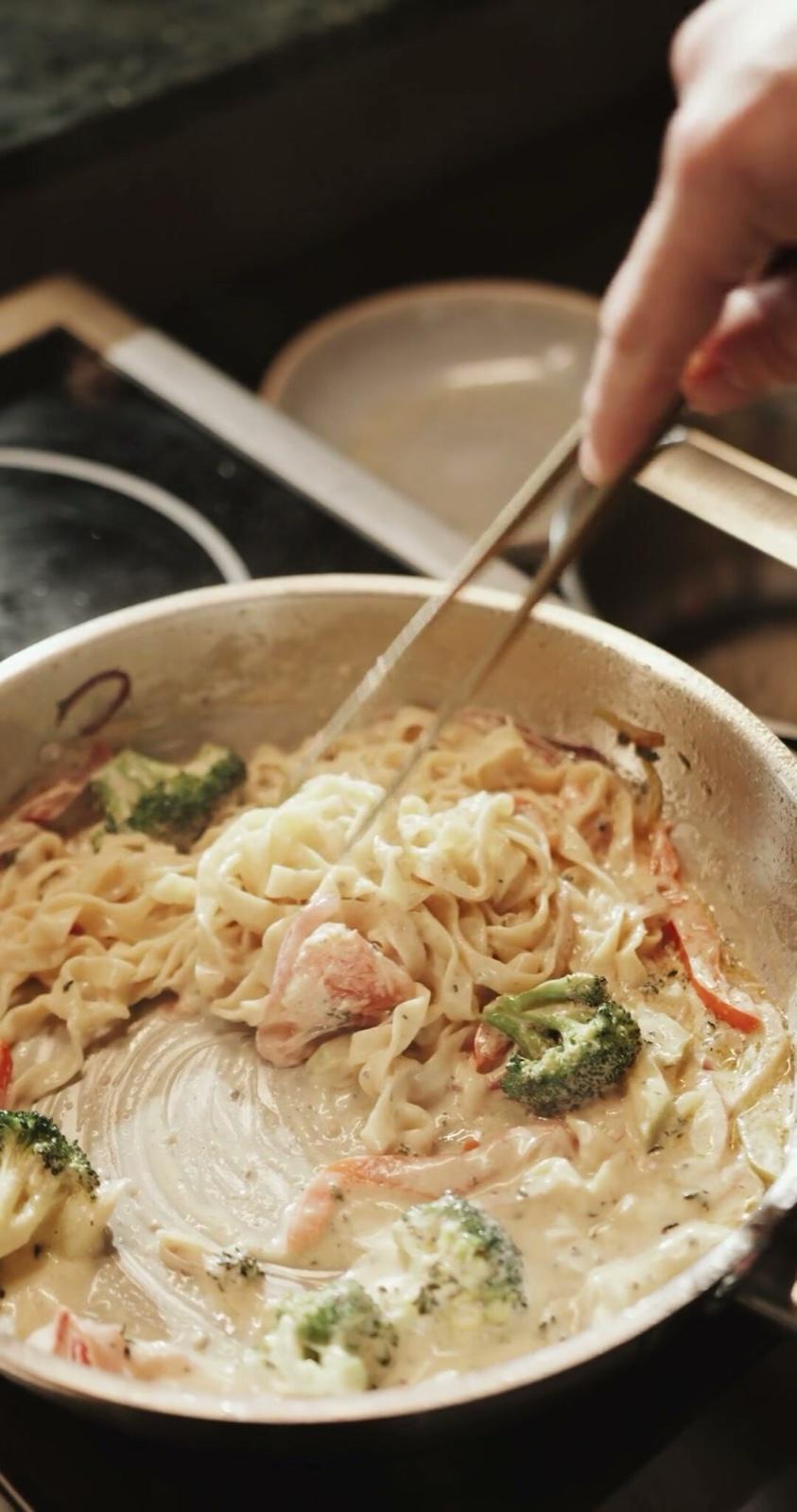 Creamy Shrimp Fettuccine with Broccoli