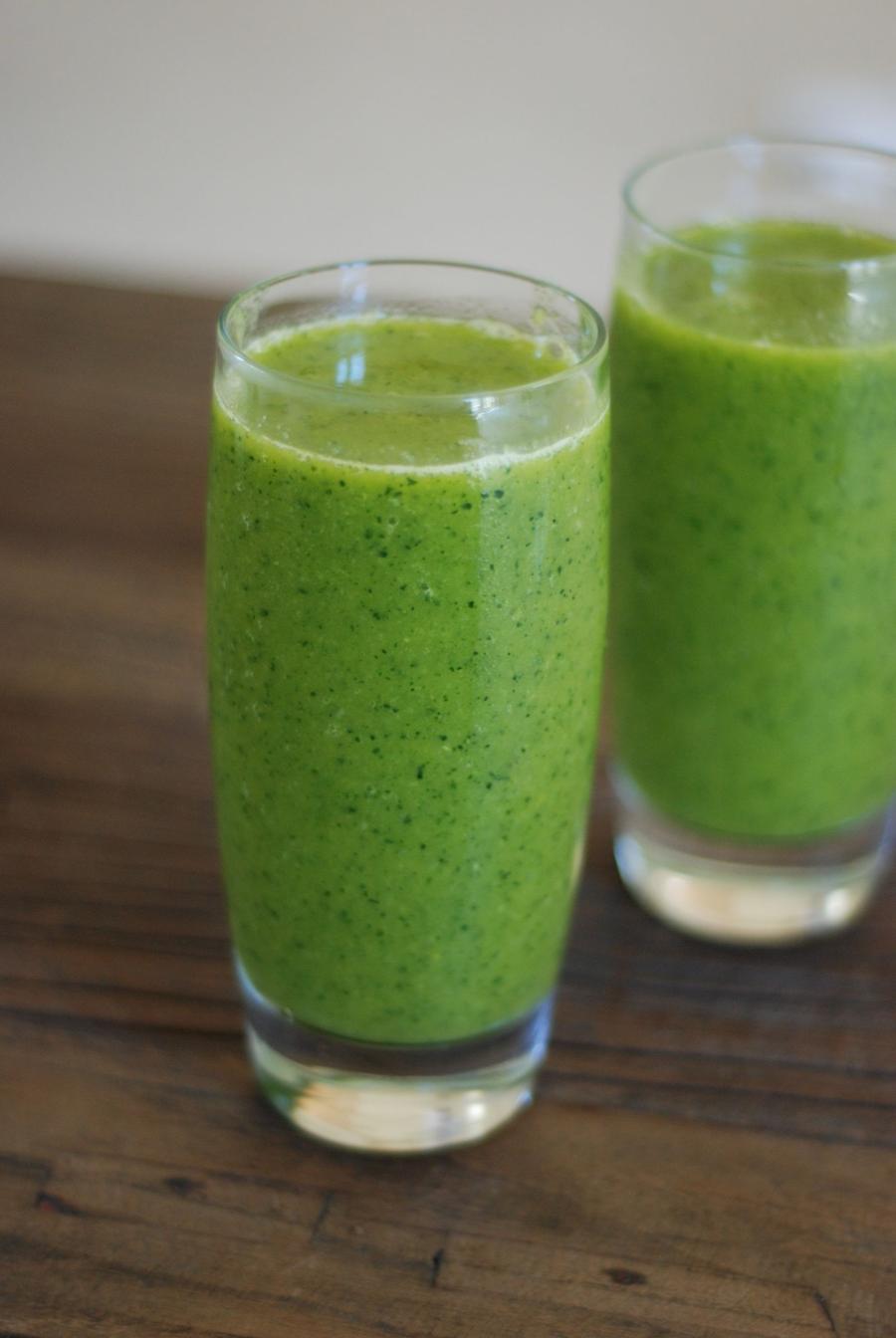 Green Smoothie with Spinach and Pineapple